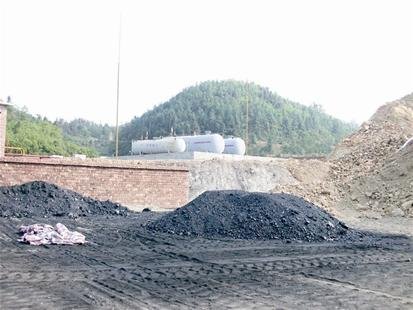 阳新龙港加气站距居民区不足10米门口堆煤炭