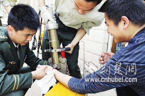 警校学生戴上手铐打不开 消防液压剪解围_湖北