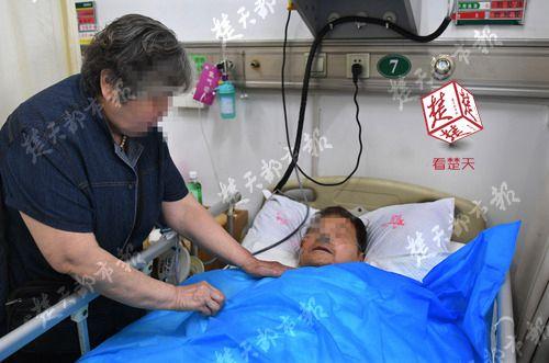 29岁女儿为2块拿刀刺伤69岁父亲 肇事者已被控制