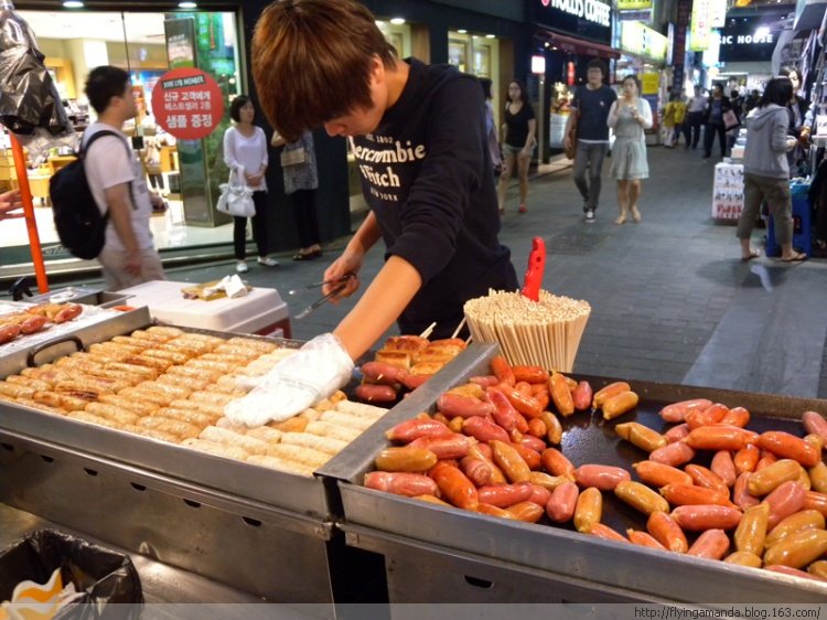 实拍韩国街头美味:烧鸡串、炒年糕…