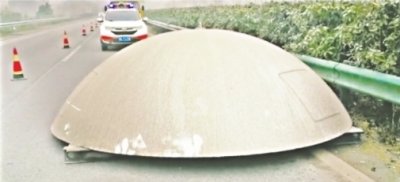 黄石高速现一吨重“大锅”