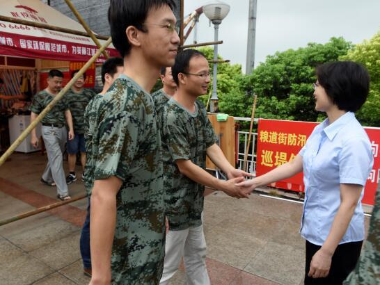 湖北法院相关领导冒雨看望长江巡堤值班干警