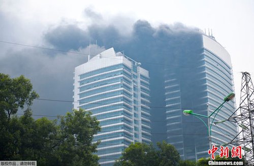 越南河内电力公司33层大楼着火 浓烟冲天(图)