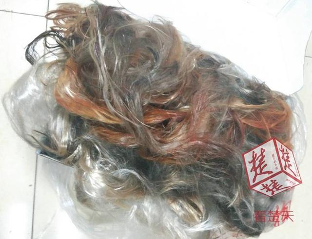 女司机车内突然冒白烟 排气管里竟扯出头发