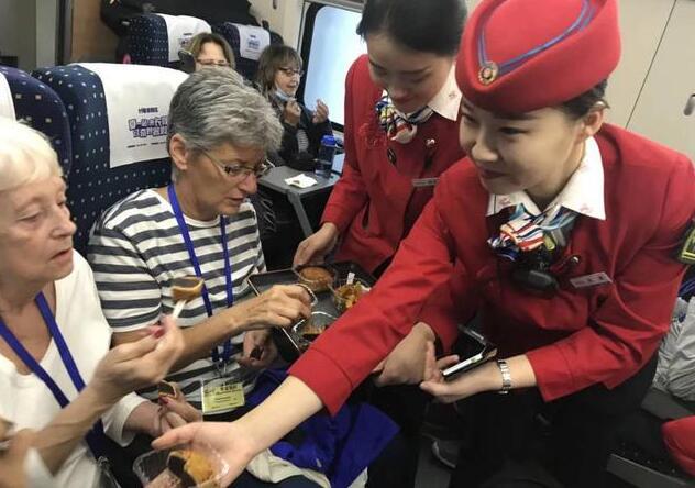 50余名外国乘客武汉感受中秋文化 高铁上吃月