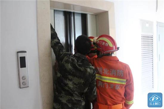 荆门一小区电梯突发故障 六旬老人被困其中