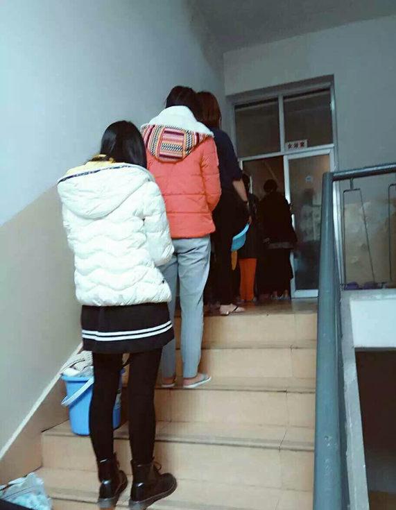大学澡堂热水供应不上,女生排长队洗澡