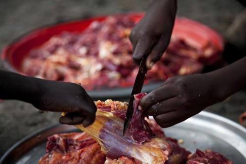 尼日利亚一餐馆售卖人肉,现场发现两颗人头.