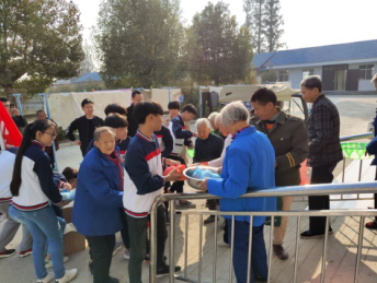 高石碑镇开展重阳节慰问敬老院活动