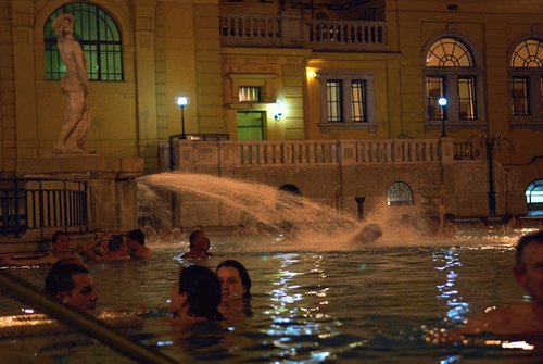 实拍匈牙利街头全民“大澡堂”