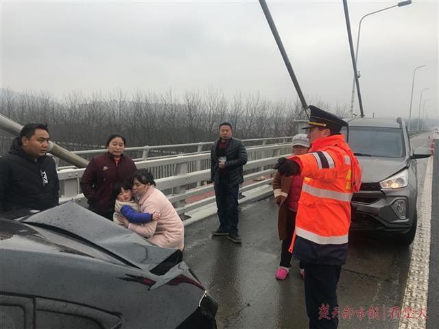 武汉军山大桥多车追尾 多名乘客滞留高速公路
