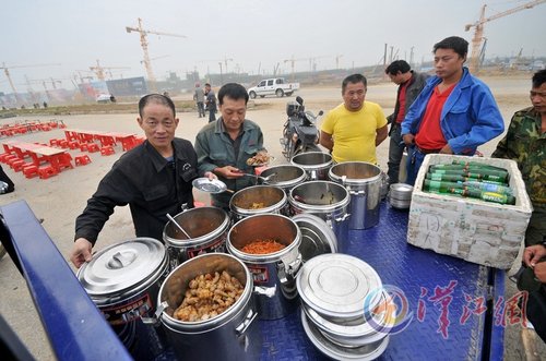 襄阳一工地旁现临时食堂 方便服务也需加强监