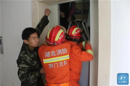 荆门一小区电梯突发故障 六旬老人被困其中