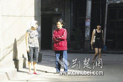 武汉女子坐月子落下怪病 大热天穿棉袄仍觉得