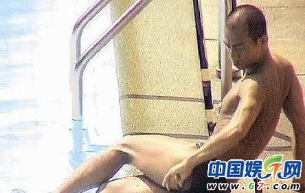 组图:张柏芝后台垫胸被偷拍 狗仔队无所不能