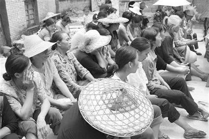 留守<em>妇女</em>的悲情<em>故事</em> 儿媳偷情公公怒拔刀(图)_