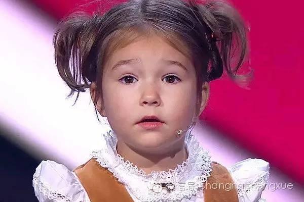 4岁女娃用7国语言震惊全球