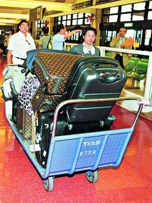 叶玉卿一家坐私人飞机出游 女儿像妈两儿子像