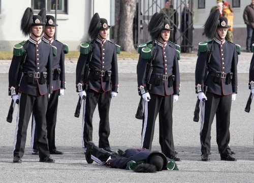 挪威仪仗队士兵晕倒在地