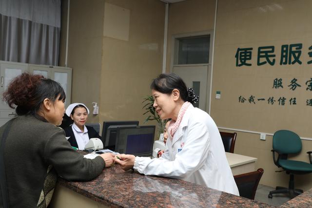 爹爹医院看病遗落5千元钱 门诊护士费尽周折送