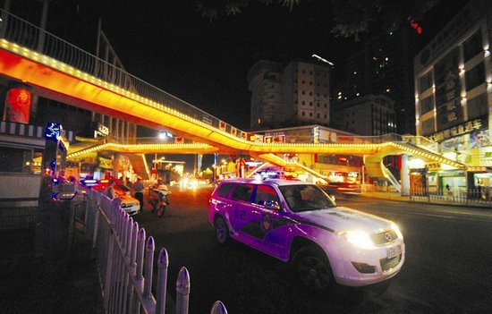 西陵交警加强夜间巡逻力度 确保夜间行车安全