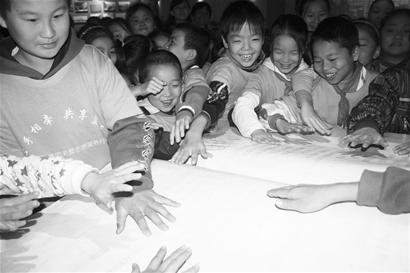 湖北共青团组织70名流动花朵探访武钢博物馆