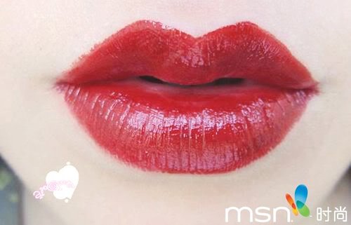 彩妆达人变身兔女郎 烈焰红唇玩转万圣节