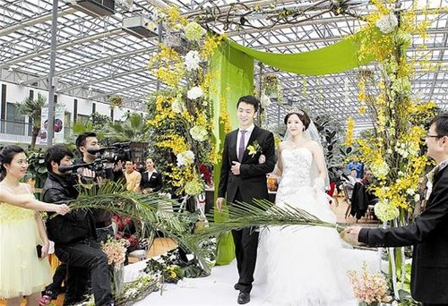 80后情侣追求个性 武汉办原‘森’态婚礼