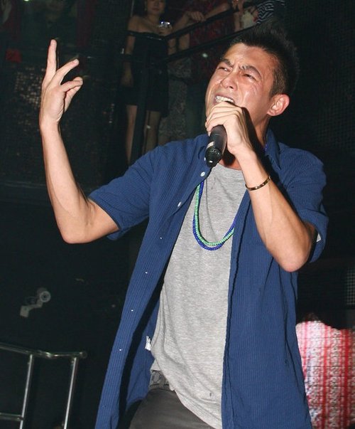 网曝陈冠希酒吧卖唱骂声不断(组图)