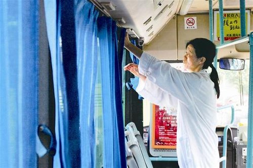 武汉公交旅游线昨装上窗帘 清洗消毒让市民放