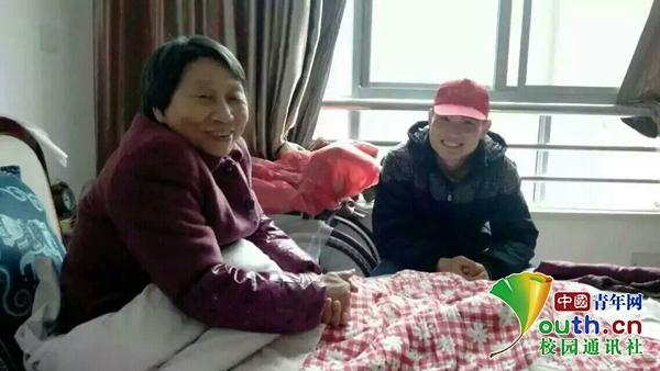 湖北24岁大学生打工背父治病:我陪他到老