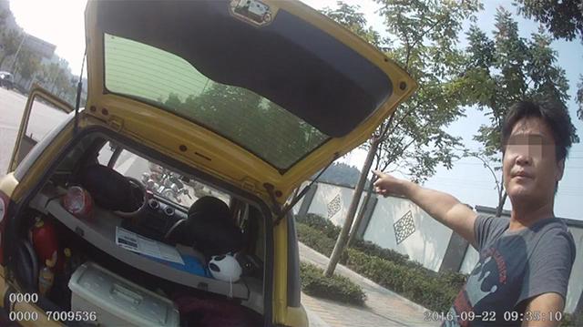 男子路边违章停车睡大觉 一查原来是毒驾