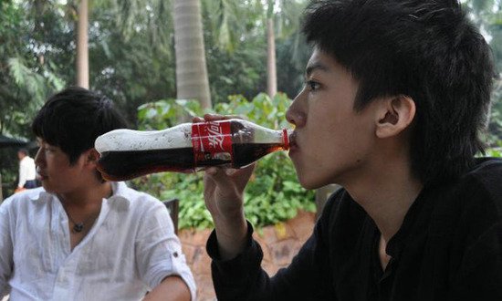 90后帅爸另类喂奶
