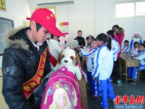 听了支教故事争着捐文具