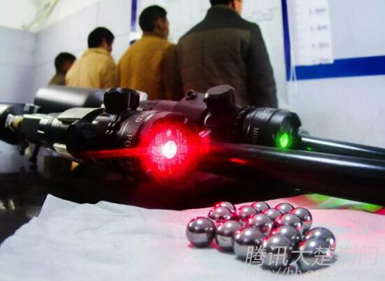 荆门4男子非法持枪打鸟 喝酒庆祝被警察查获