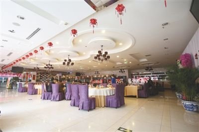 4月23日中午12时许，北京一家高档餐厅的大厅内只有数桌有客，显得空空荡荡。 