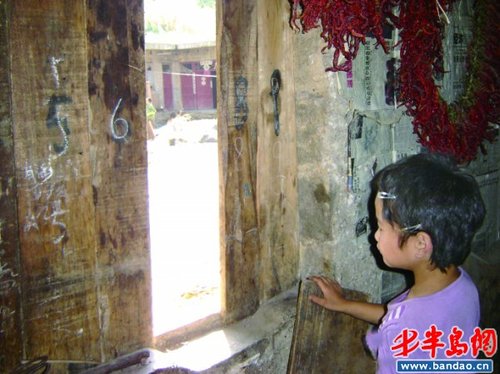 听了支教故事争着捐文具