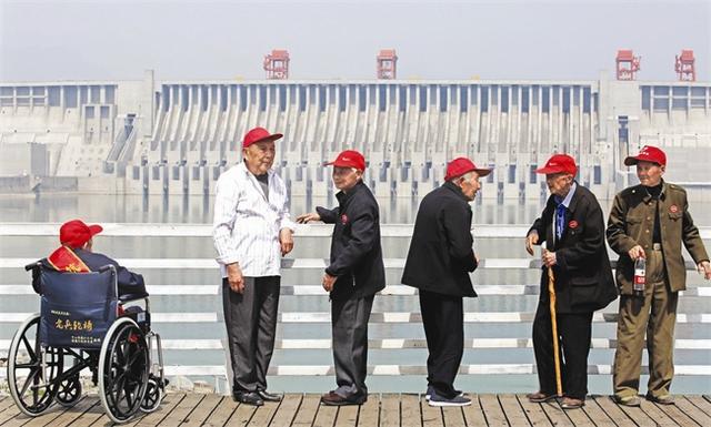 宜昌抗战老兵游览三峡 其中年龄最大97岁(图)