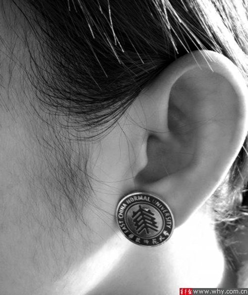 钻石黄金已经OUT 大学女生戴校徽耳钉赚回头