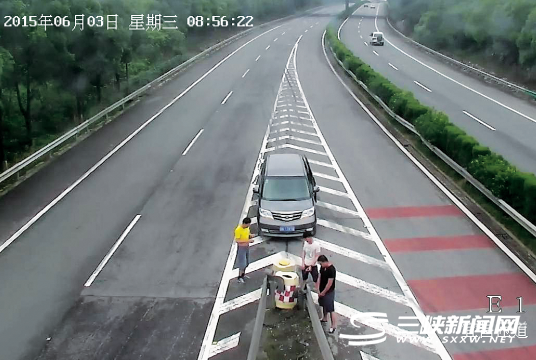 3男子驾车宜昌高速违停 2人匝道上小便被拍