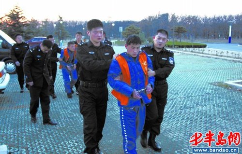 公园里幽会美艳爆乳少妇图片