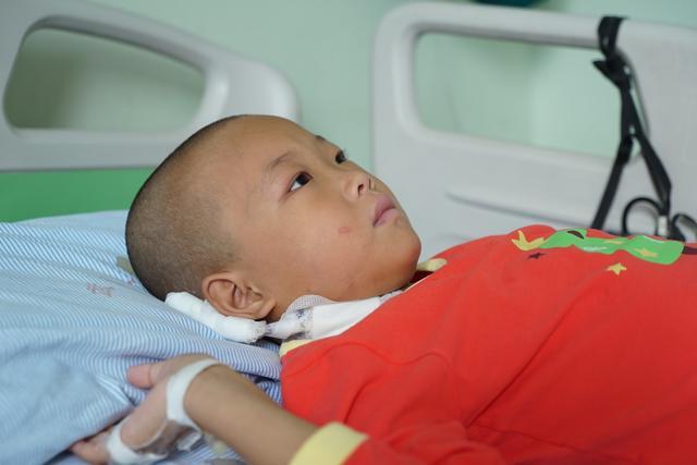 武汉女孩得罕见疾病 小便失禁大便全靠妈妈手