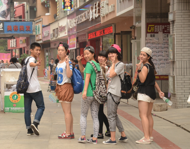 武汉18名大学生异地生存挑战 体验赚钱不易