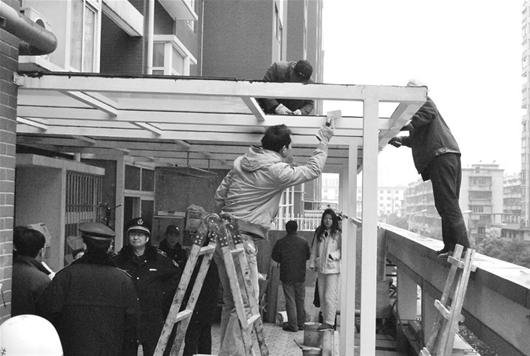 阳光房成邻居烦恼房 武汉6处阳光房昨被拆