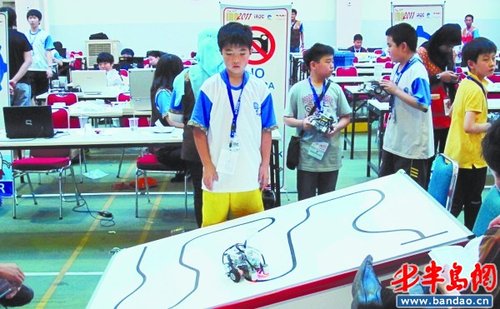 小学生造机器人雅加达获奖