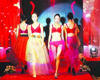 武汉夏日时尚清凉<em>内衣</em>秀 展现<em>女性</em>柔美和<em>性感</em>