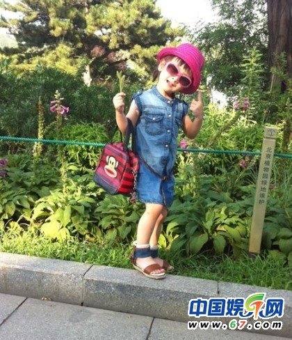 放上女儿王诗龄与同龄小朋友聚会玩耍的照片