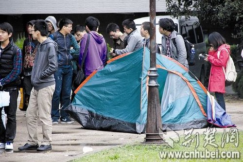 华科考研学子凌晨4点图书馆门前扎帐篷占座