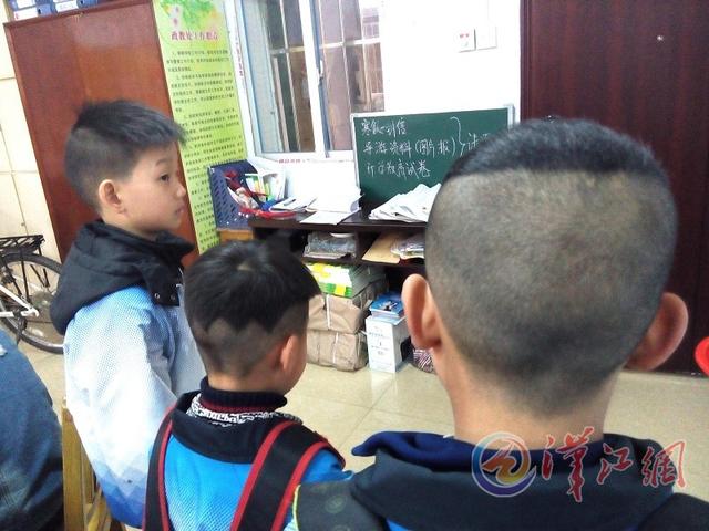 <em>中小学生</em>个性化<em>发型</em>引争议 部分学生被约谈(图