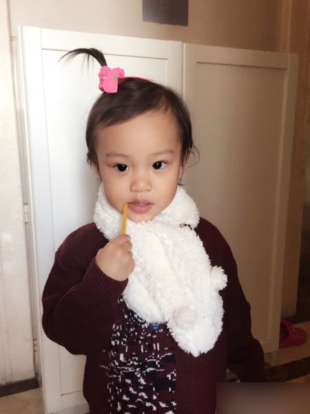 李小璐晒甜馨扎小辫近照 女汉子变萌妹子撞脸小鹿